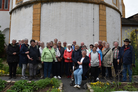 Gruppenbild im Kräutergarten in Pfalzel Mosel